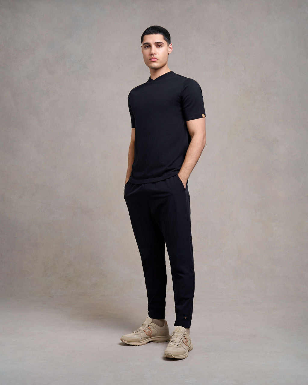 Hallaton Knitted V -Neck T-Shirt | black