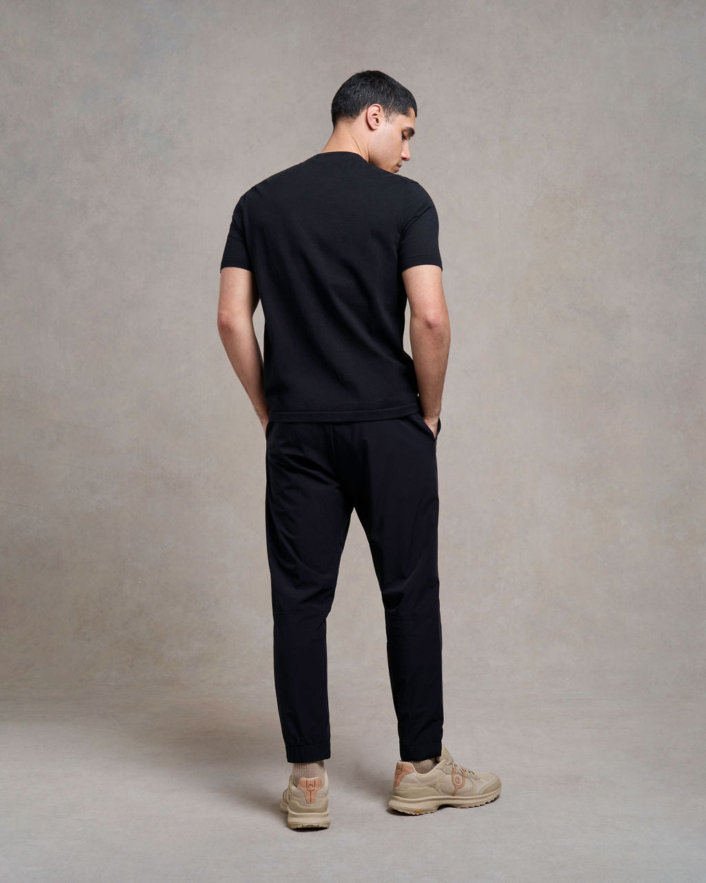 Hallaton Knitted V -Neck T-Shirt | black