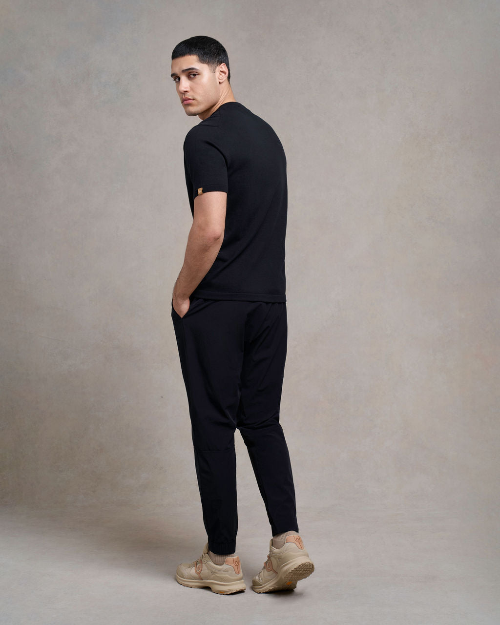 Hallaton Knitted V -Neck T-Shirt | black